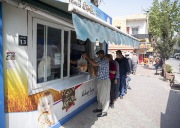 HAYIRSEVER ÜCRETİNİ ÖDEDİ, VATANDAŞ EKMEĞİ ÜCRETSİZ ALDI