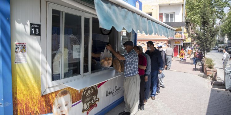 HAYIRSEVER ÜCRETİNİ ÖDEDİ, VATANDAŞ EKMEĞİ ÜCRETSİZ ALDI