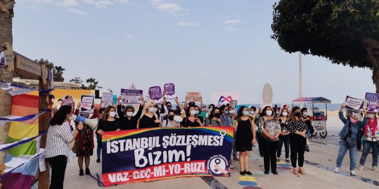 Kadınlardan 1 Mayıs mesajı: Kadınlar durursa, dünya durur