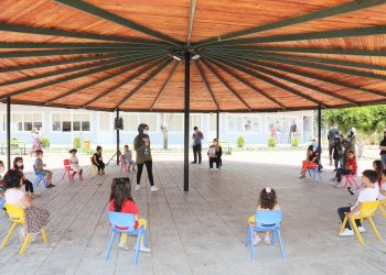 ANNELER KURSTA, ÇOCUKLARI OYUN ODASINDA