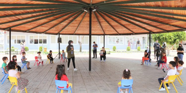 ANNELER KURSTA, ÇOCUKLARI OYUN ODASINDA