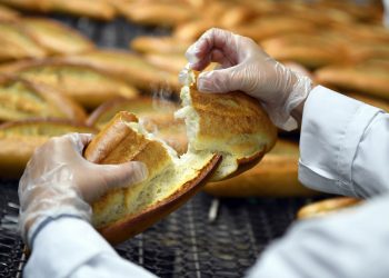 HAYIRSEVERLER PARASINI ÖDÜYOR, EKMEK ÜCRETSİZ DAĞITILIYOR