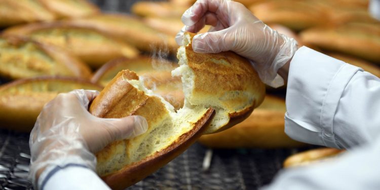 HAYIRSEVERLER PARASINI ÖDÜYOR, EKMEK ÜCRETSİZ DAĞITILIYOR