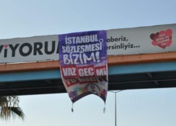 Mersin’de kadınlar İstanbul Sözleşmesi pankartı sallandırdı