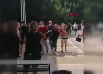 ​Engelli genci kucaklarına alıp koşarak sınava yetiştirdiler