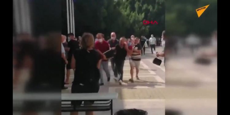 ​Engelli genci kucaklarına alıp koşarak sınava yetiştirdiler