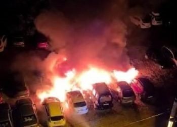 12 aracın zarar gördüğü yangın, otomobilin alev almasıyla çıkmış