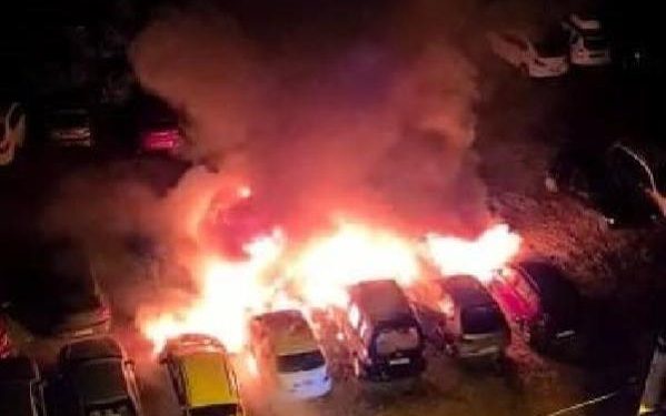 12 aracın zarar gördüğü yangın, otomobilin alev almasıyla çıkmış