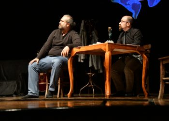 Aynamdaki Gölgeler sağlık çalışanları için sahnelendi