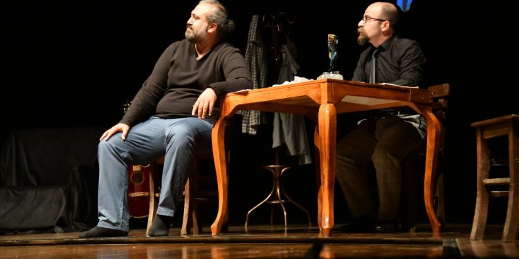 Aynamdaki Gölgeler sağlık çalışanları için sahnelendi