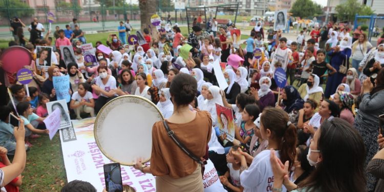 Mersin’de kadınlar Deniz Poyraz için bir araya geldi