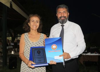 KADIN HAKLARI MÜCADELESİNİN YILMAZ SAVUNUCULARINA TEŞEKKÜR PLAKETİ VERİLDİ