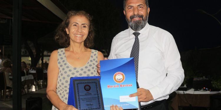 KADIN HAKLARI MÜCADELESİNİN YILMAZ SAVUNUCULARINA TEŞEKKÜR PLAKETİ VERİLDİ