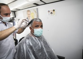 BÜYÜKŞEHİR’İN MOBİL KUAFÖR HİZMETİ MAHALLE MAHALLE DOLAŞIYOR