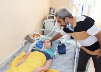 KANALA DÜŞEN DENİZ, SOLUNUM CİHAZINA BAĞLI YAŞAM SAVAŞI VERİYOR