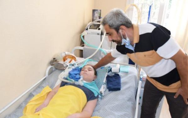 KANALA DÜŞEN DENİZ, SOLUNUM CİHAZINA BAĞLI YAŞAM SAVAŞI VERİYOR