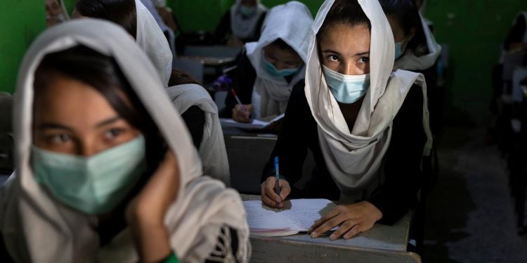 “Kadınlar Taliban götürmesin diye çatılardan atlıyor”