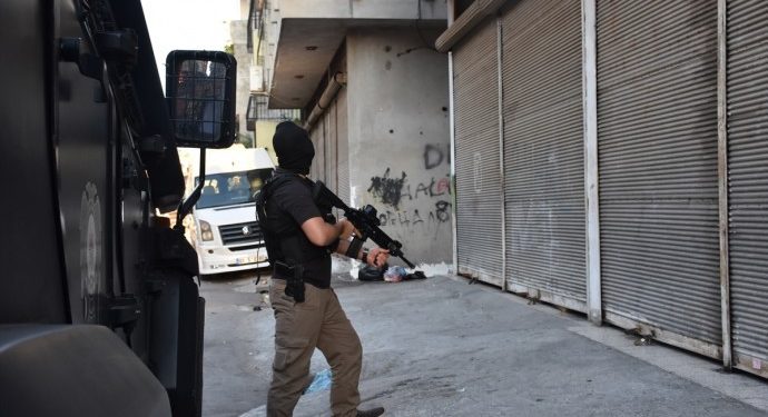 Adana’da ev baskınları:Çok sayıda gözaltı