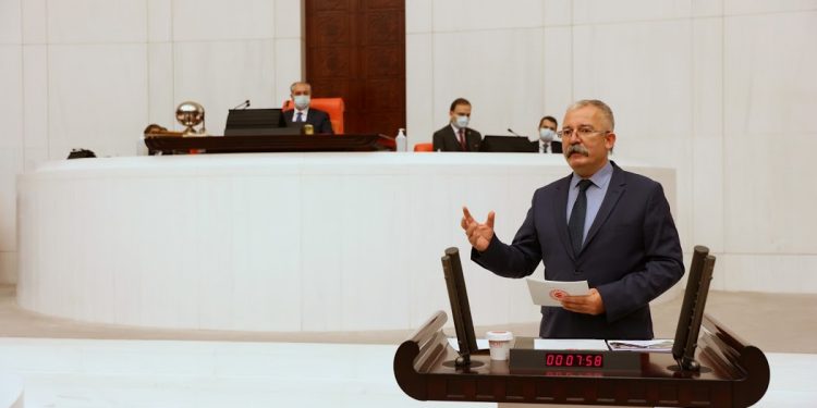 HDP’li Turan yasaklanmış tarım zehirini meclis gündemine taşıdı