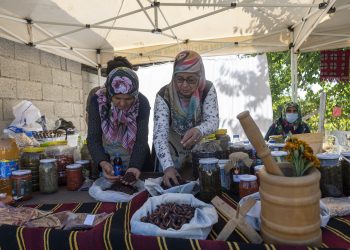 UZUNCABURÇ’TA KADINLAR ÜRETİYOR,BÜYÜKŞEHİR DESTEKLİYOR