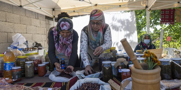 UZUNCABURÇ’TA KADINLAR ÜRETİYOR,BÜYÜKŞEHİR DESTEKLİYOR