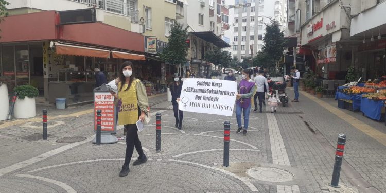 Kadınlardan polis engeline rağmen bildiri dağıtımı