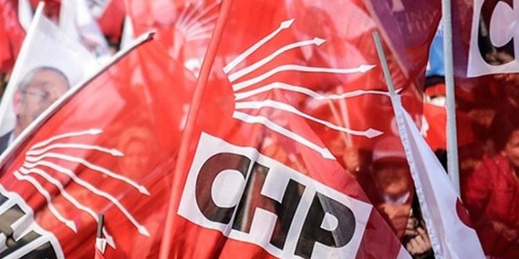 Mersin Valiliği’nin Cumhuriyet Meydanı’nda yapılmasına izin vermediği CHP mitingi, millet bahçesinin yanında yapılacak