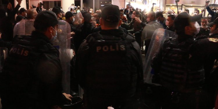 Mersin’de “geçinemiyoruz” eylemine polis müdahalesi