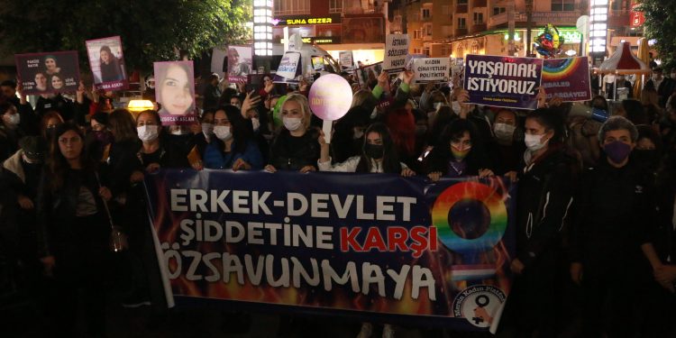 Sokakları mora boyayan kadınlar barikatı aştı