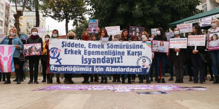 Kadınlar şiddete karşı alanlarda