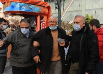 Mersin’de ‘Geçinemiyoruz’ bildirisi dağıtan 4 HDK’liye gözaltı