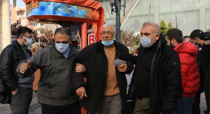 Mersin’de ‘Geçinemiyoruz’ bildirisi dağıtan 4 HDK’liye gözaltı