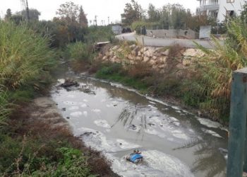 Kimyasal atıklar su kanalına dökülüyor