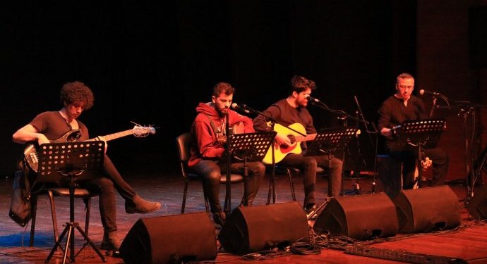 Mersin’de sokak sanatçılarıyla dayanışma konseri