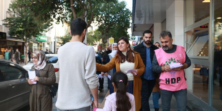 HDP’liler bütçeye dair bildiri dağıtı