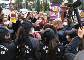 Feriha’nın katledildiği yere yürümek isterken engellenen kadınlar: “Kadınlara değil, katillere barikat