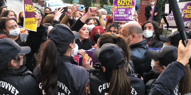 Feriha’nın katledildiği yere yürümek isterken engellenen kadınlar: “Kadınlara değil, katillere barikat