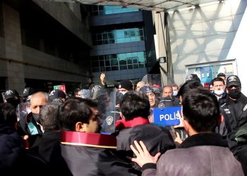 Mersin’de avukatlara polis müdahalesi