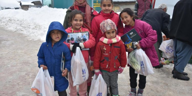 Tarsus Belediyesi zorlu kış sürecinde köylerde hanelere misafir oldu