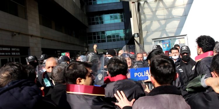 Mersin’de avukatlara polis müdahalesi
