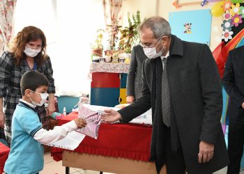 Başkan Bozdoğan öğrencilerin karne heyecanına ortak oldu