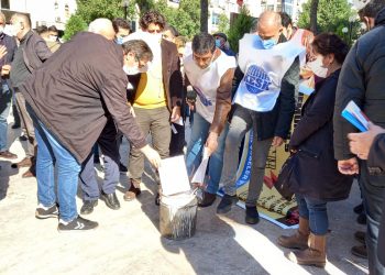 Geçinemeyen işçiler bordroları yaktı