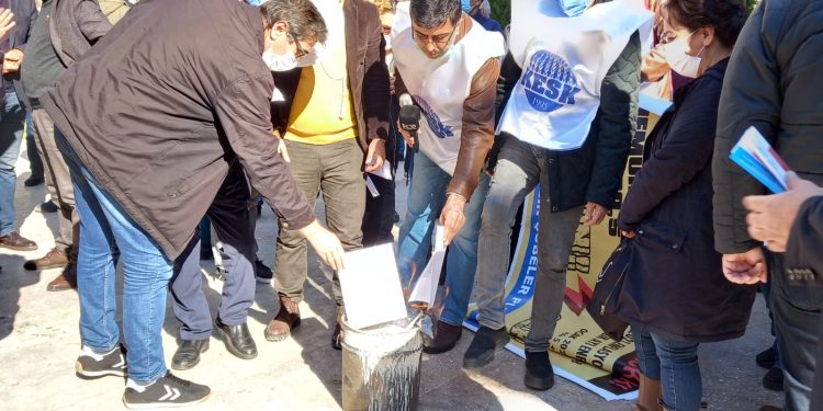 Geçinemeyen işçiler bordroları yaktı