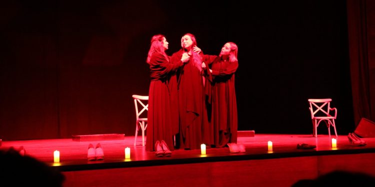 Kadına şiddete tiyatro ile dikkat çektiler