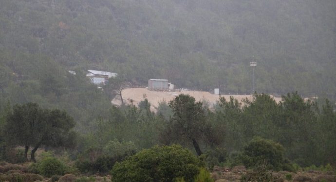 Mahallenin bitişiğine dinamit deposu kuruldu