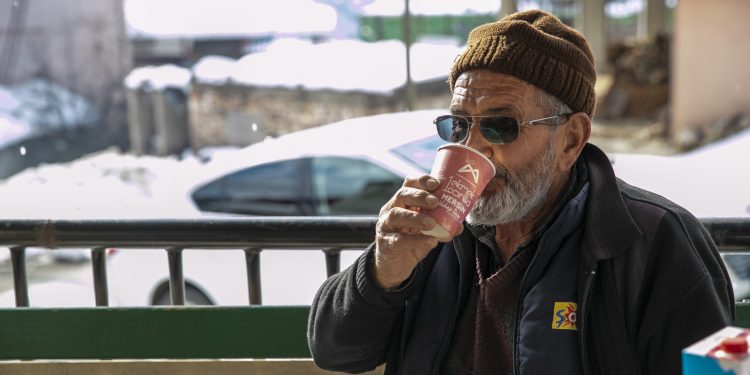 Kırsal mahallelerdeki vatandaşlara ekmek ve süt