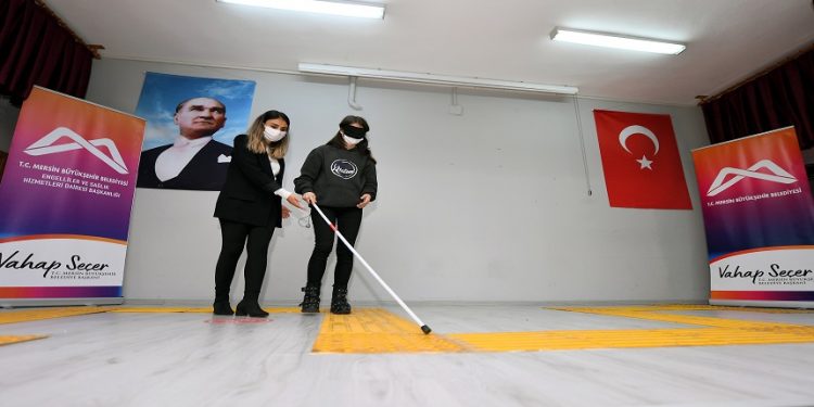 Öğrenciler siyah bant takarak görme engellileri anlamaya çalıştı