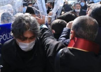 “Bakanlar adeta cadı avına başladı”