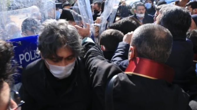 “Bakanlar adeta cadı avına başladı”