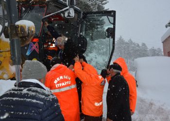 Kar nedeniyle 4 gündür evinde mahsur kalan çifti büyükşehir kurtardı